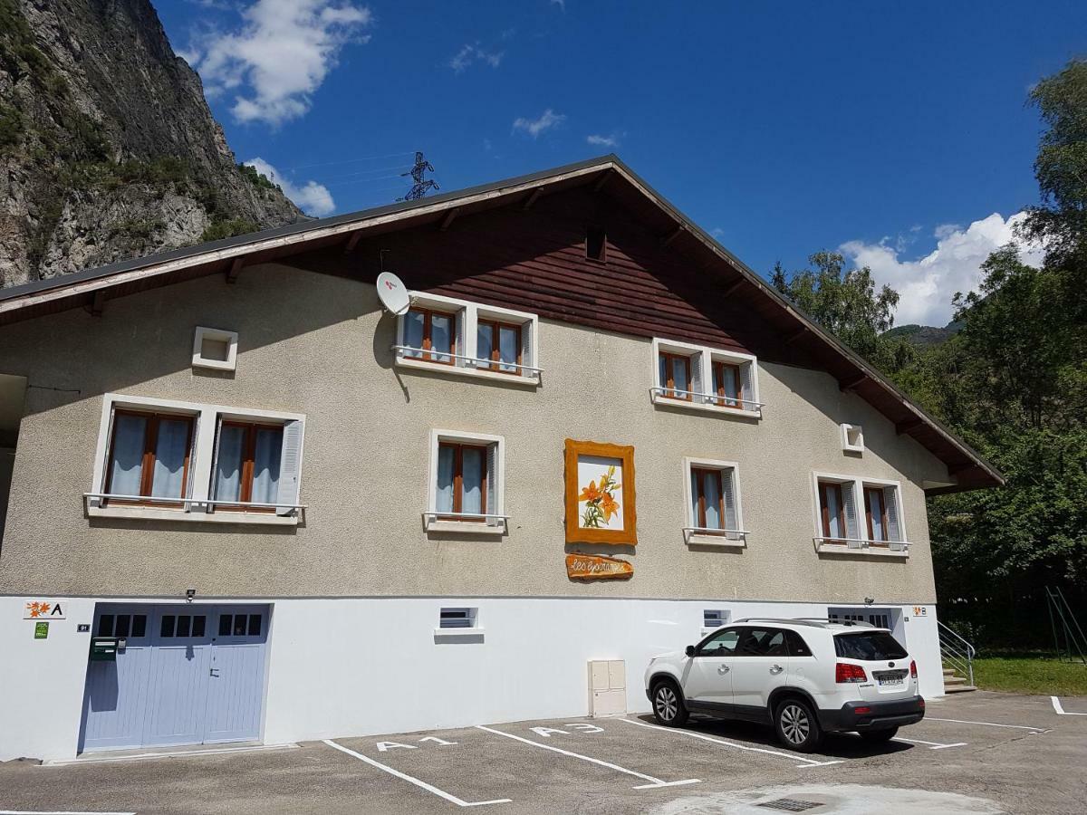 Les Lys Oranges Apartment